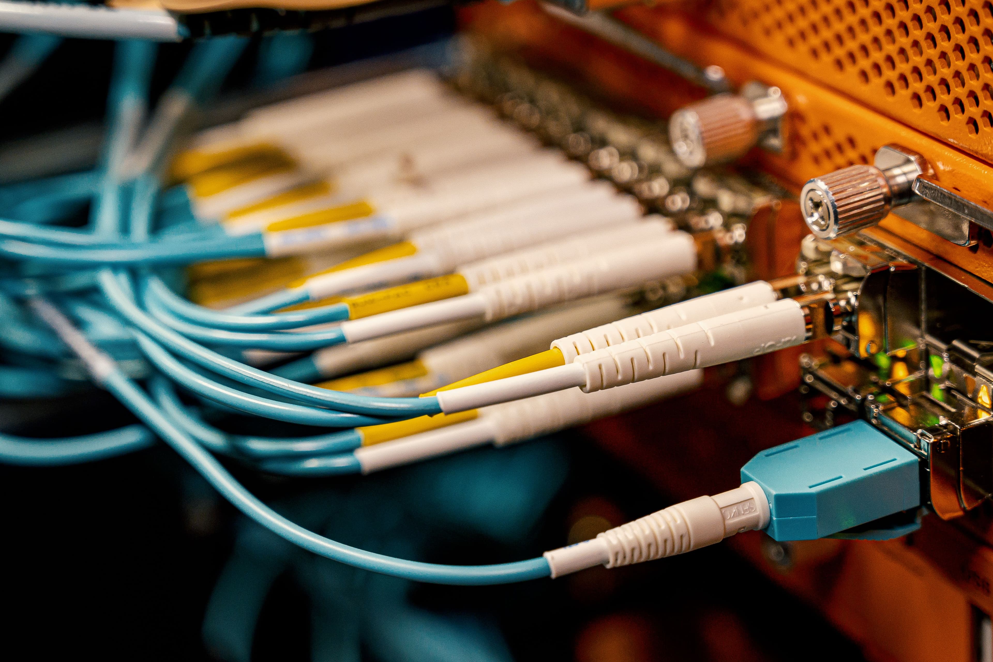 Cabos de fibra óptica conectados em um switch de rede