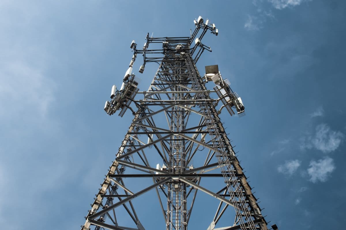 Torre de telecomunicações da W Net contra o céu azul